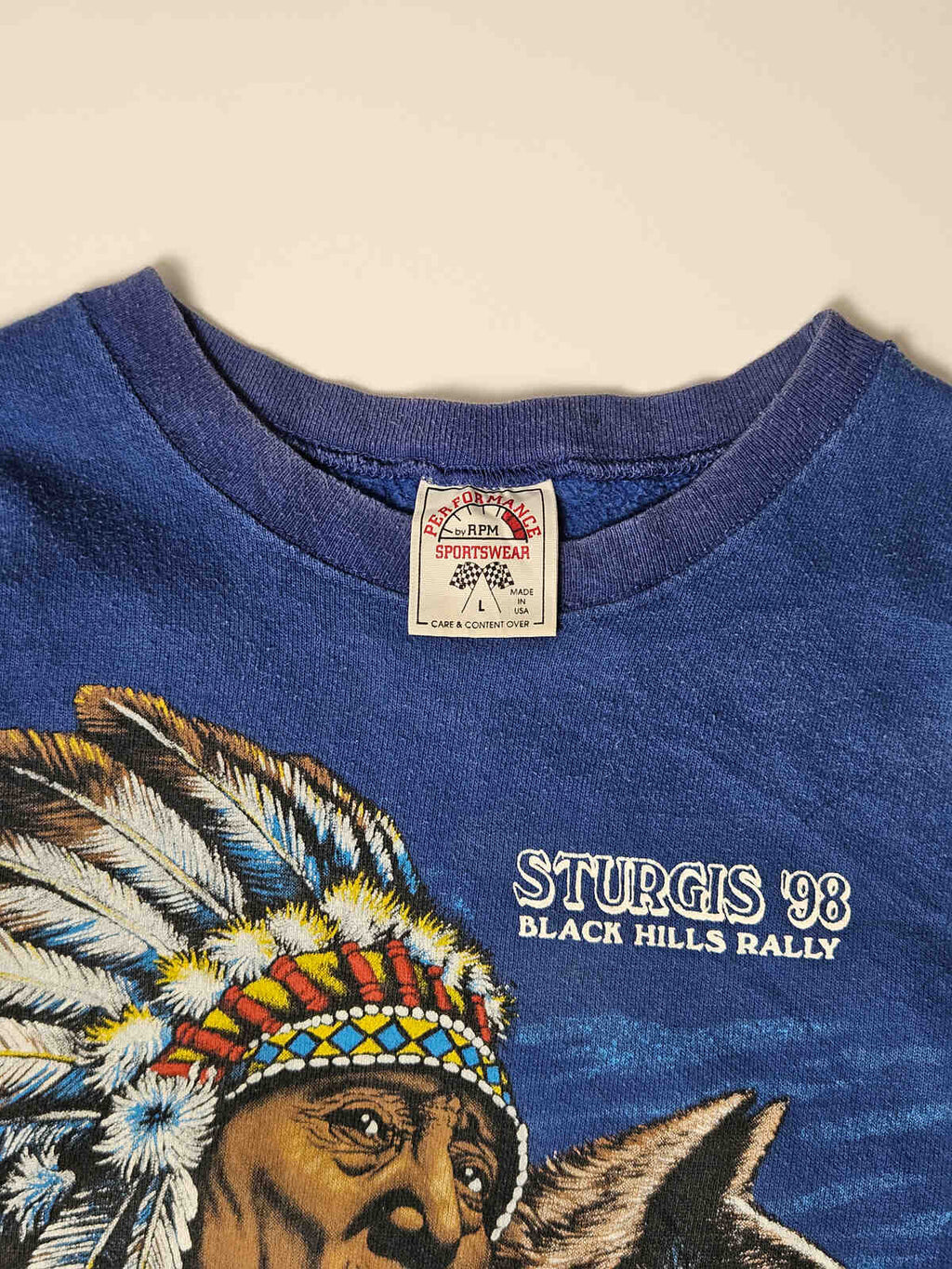 "Origineel RPM Sportswear label op Sturgis 1998 Black Hills Rally sweater – Made in USA, typische late jaren 90 bikerwear productie"

