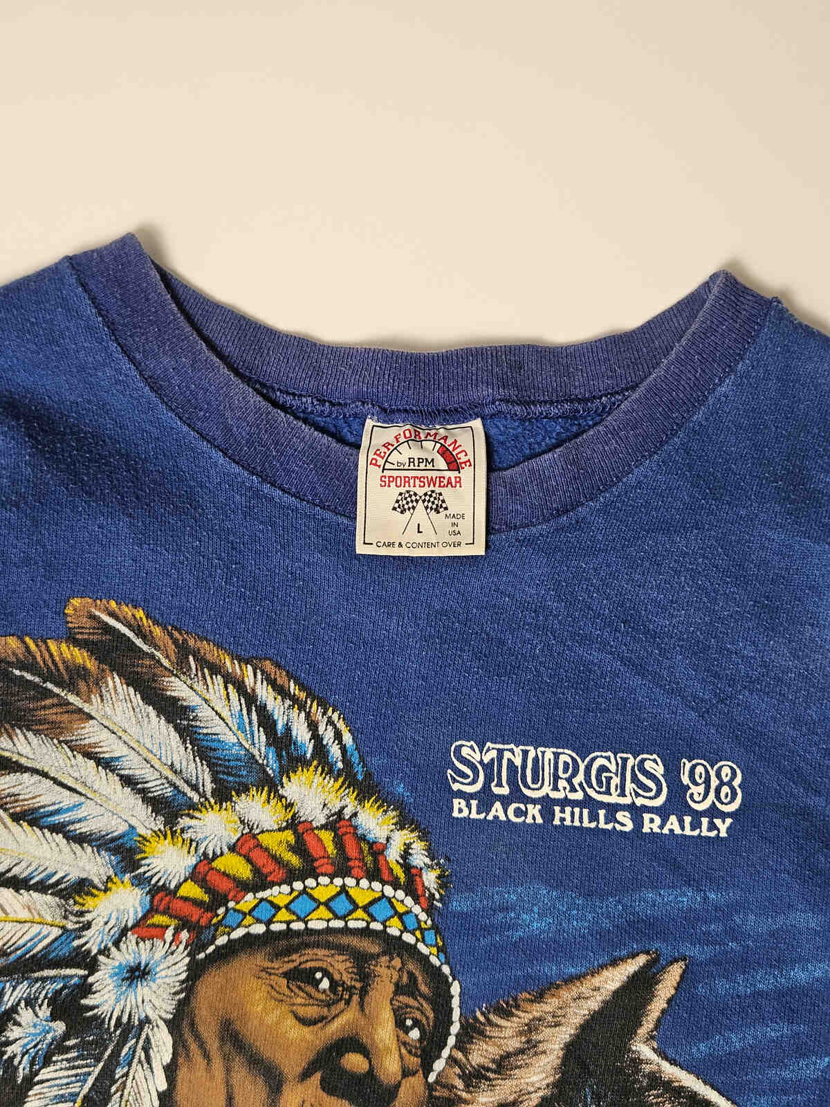 "Origineel RPM Sportswear label op Sturgis 1998 Black Hills Rally sweater – Made in USA, typische late jaren 90 bikerwear productie"

