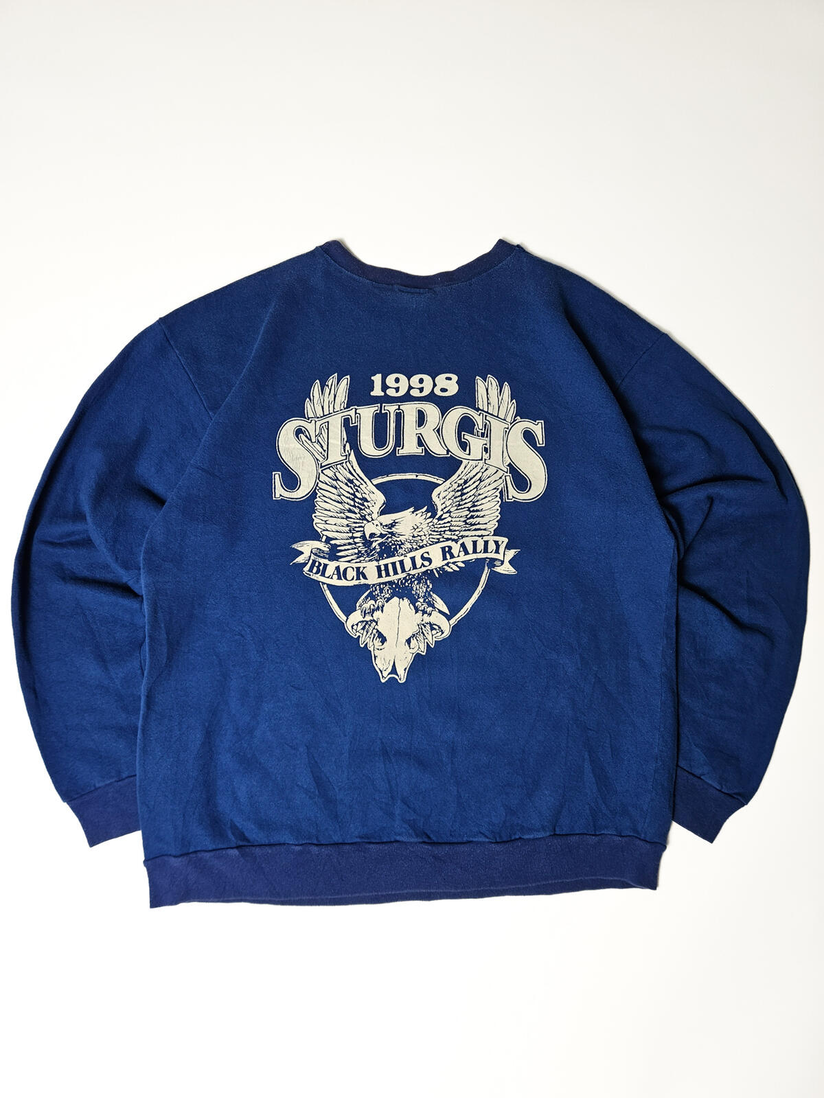 "Achterzijde Sturgis 1998 Black Hills Rally sweater met grote adelaar en skull logo – typische rally en biker heritage print"


