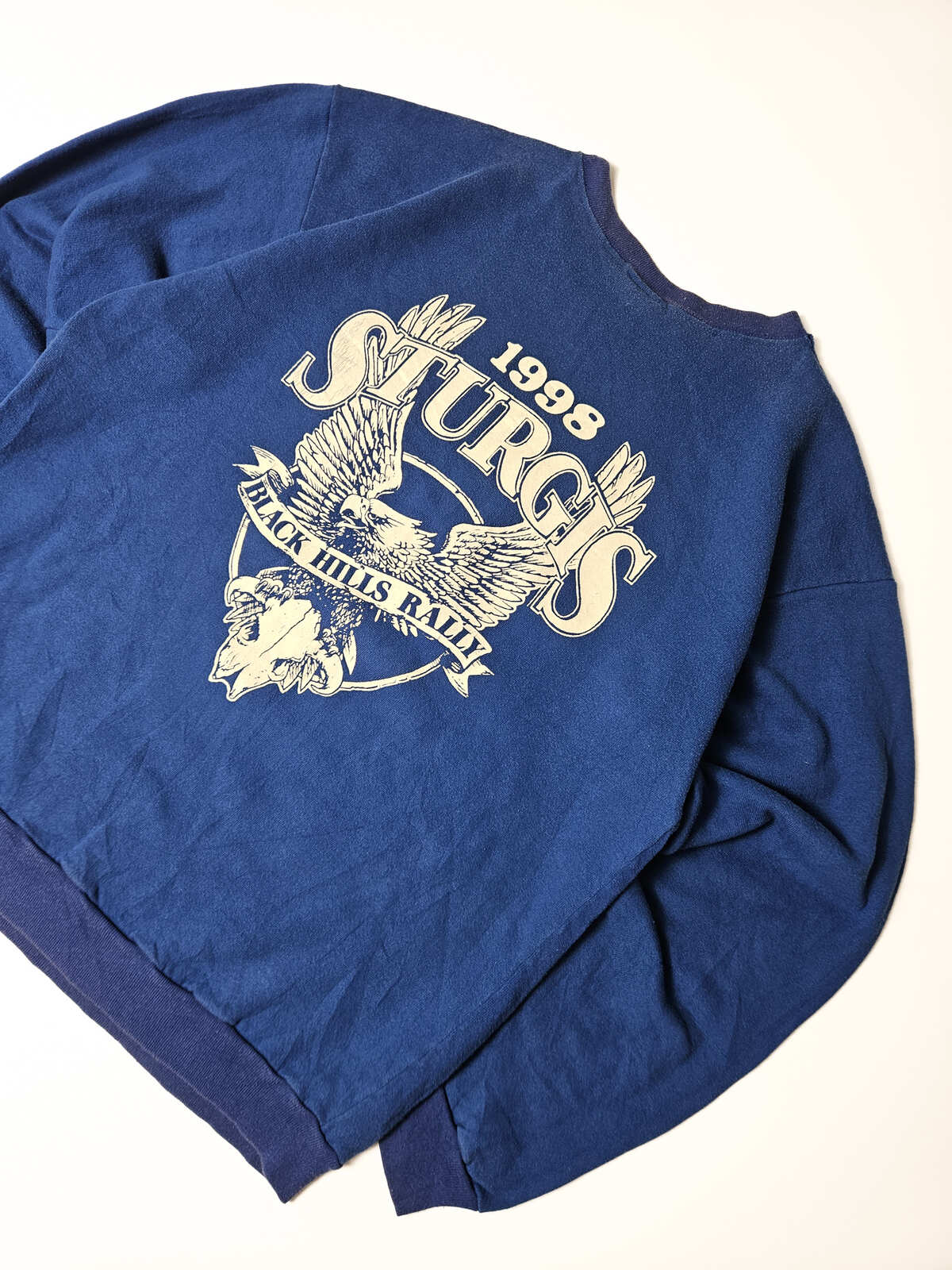 "Blauwe Sturgis '98 sweater met retro biker logo en Black Hills Rally tekst – klassieke rallywear voor motorfans"

