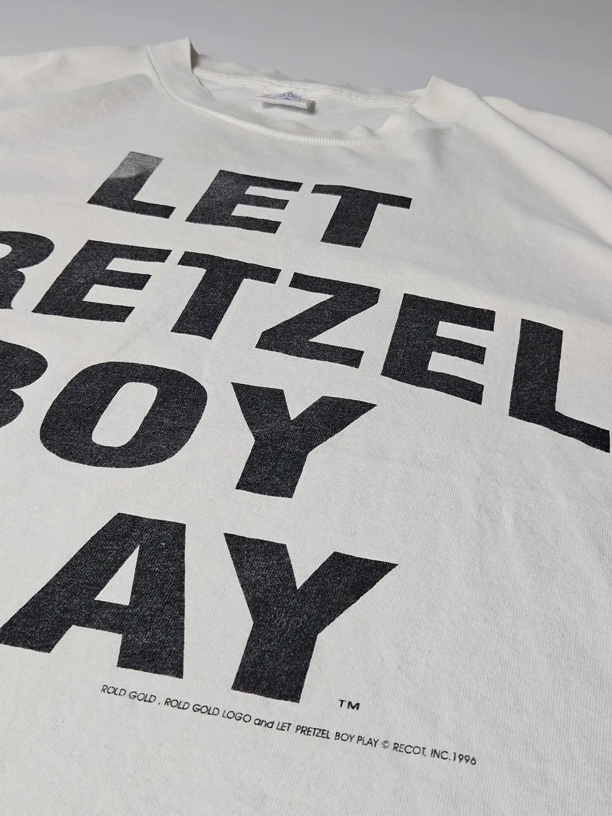 Rold Gold Pretzels logo op de achterzijde – geel en zwart opdruk detail van het 1996 Delta Let Pretzel Boy Play reclame T-shirt, klassiek jaren 90 promo design


