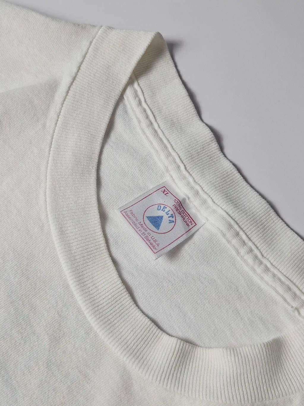 Delta Pro Weight label – Made in USA 100% katoen, typische jaren 90 single stitch vintage T-shirt, belangrijk authenticatiekenmerk voor verzamelaars

