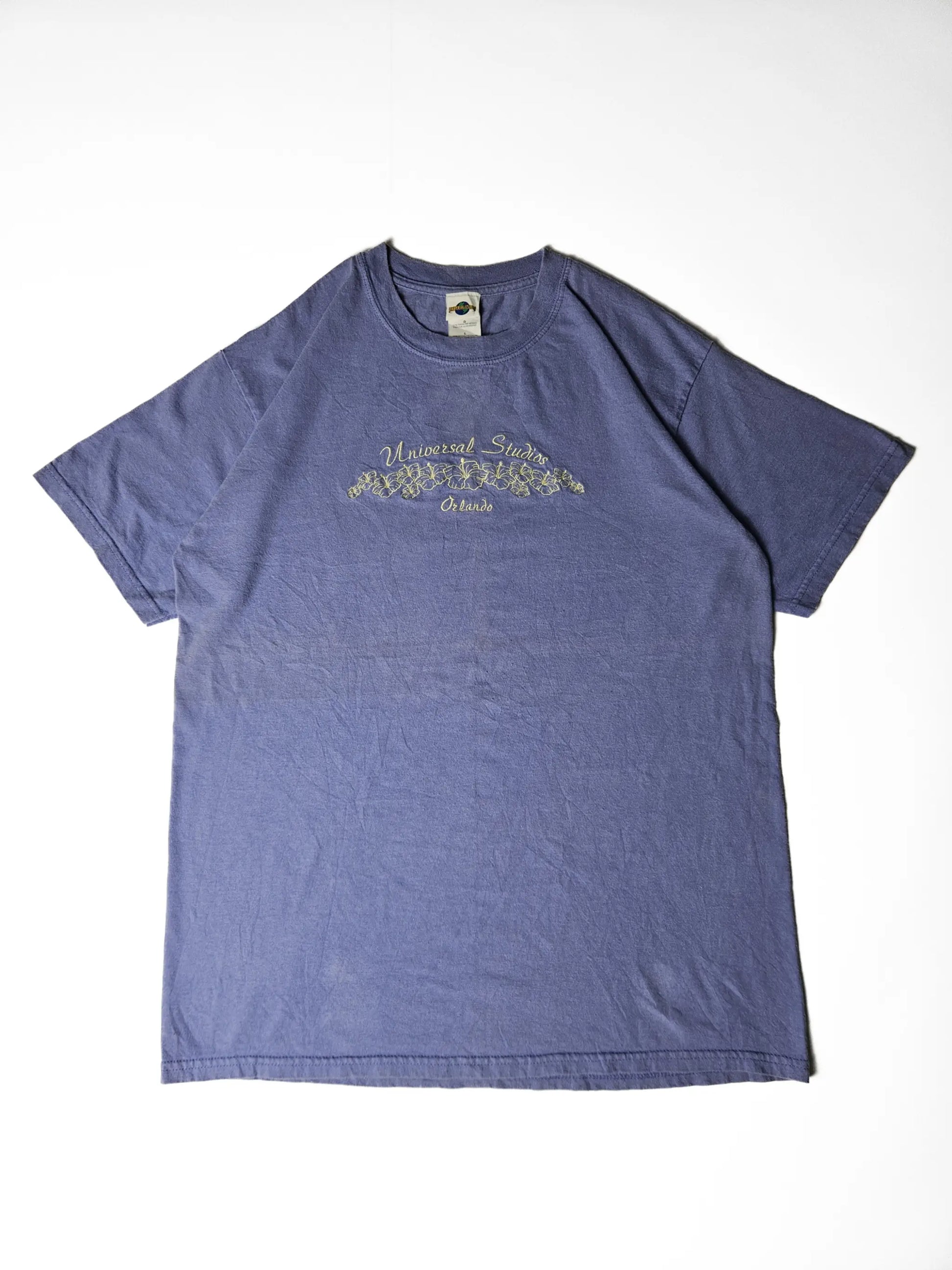 Authentiek jaren 90 vintage Universal Studios Orlando T-shirt in paars katoen – geborduurde hibiscus bloemen en Orlando script, populair bij theme park en retro vakantie T-shirt verzamelaars

