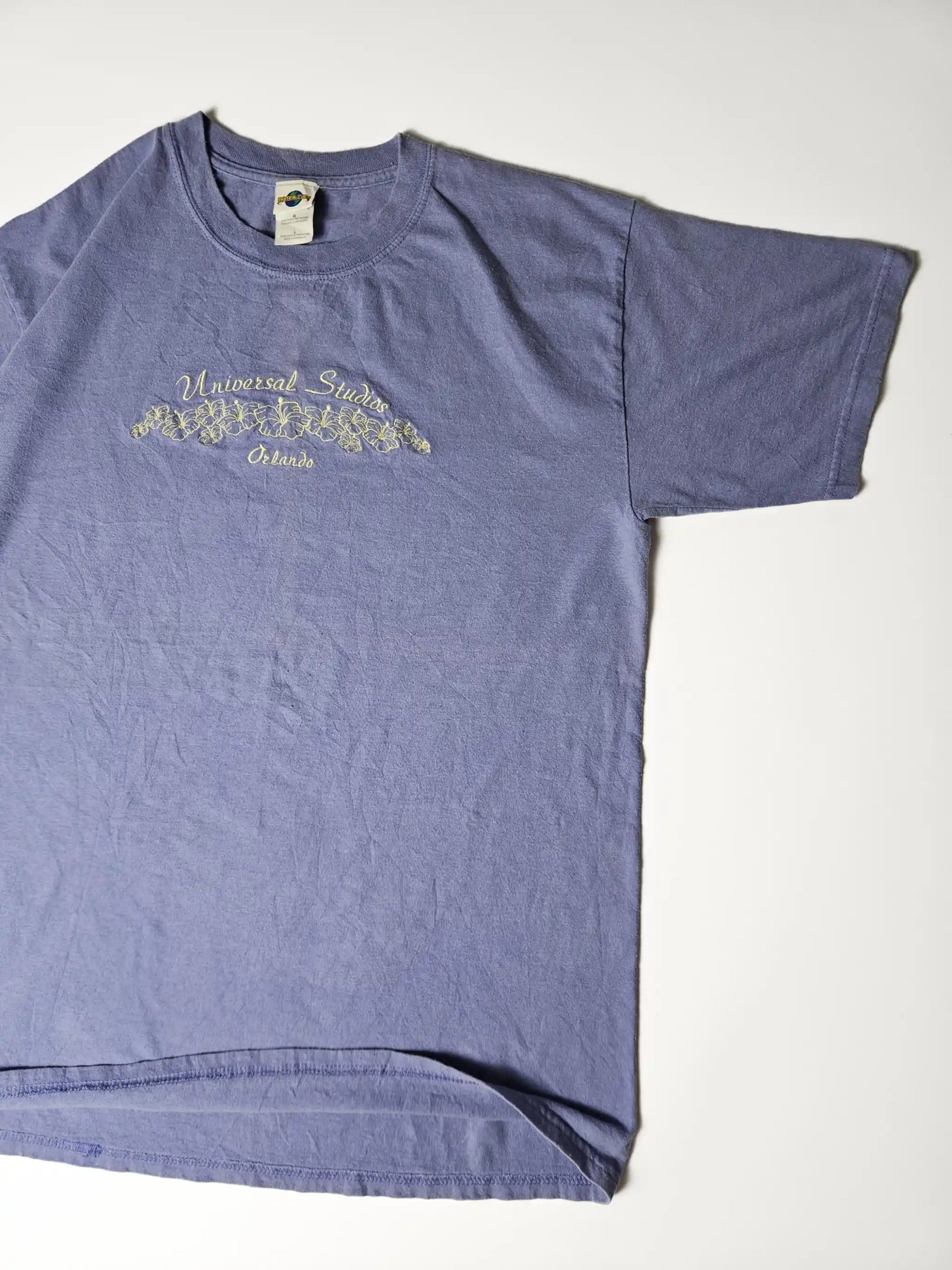 Authentiek jaren 90 vintage Universal Studios Orlando T-shirt in paars katoen – geborduurde hibiscus bloemen en Orlando script, populair bij theme park en retro vakantie T-shirt verzamelaars

