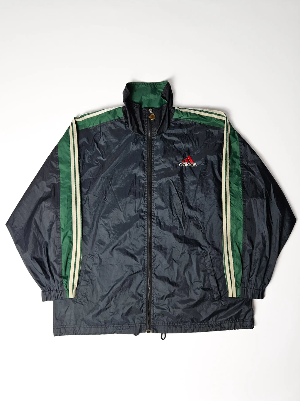 Originele jaren 90 Adidas France 98 World Cup vintage windbreaker – zwart met groene en witte strepen, geborduurd rood Adidas-logo en relaxte oversized fit, geliefd bij voetbal- en streetwear verzamelaars

