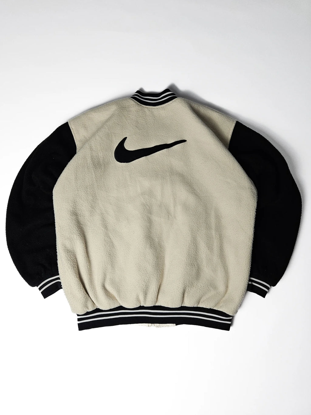 Originele jaren 90 Nike fleece varsity jacket in zwart en beige – groot zwart Nike swoosh logo op de rug, zeldzaam vintage sport streetwear collectors item

