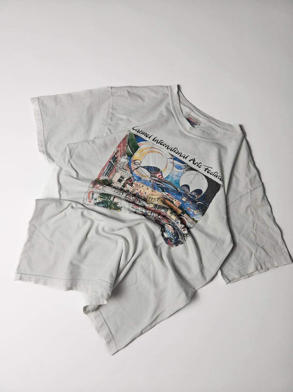 Witte jaren 90 vintage Carmel International Arts Festival Hanes Heavyweight T-shirt flatlay – relaxed fit en kleurrijke illustratie, zeldzaam eventshirt voor kunstliefhebbers en verzamelaars

