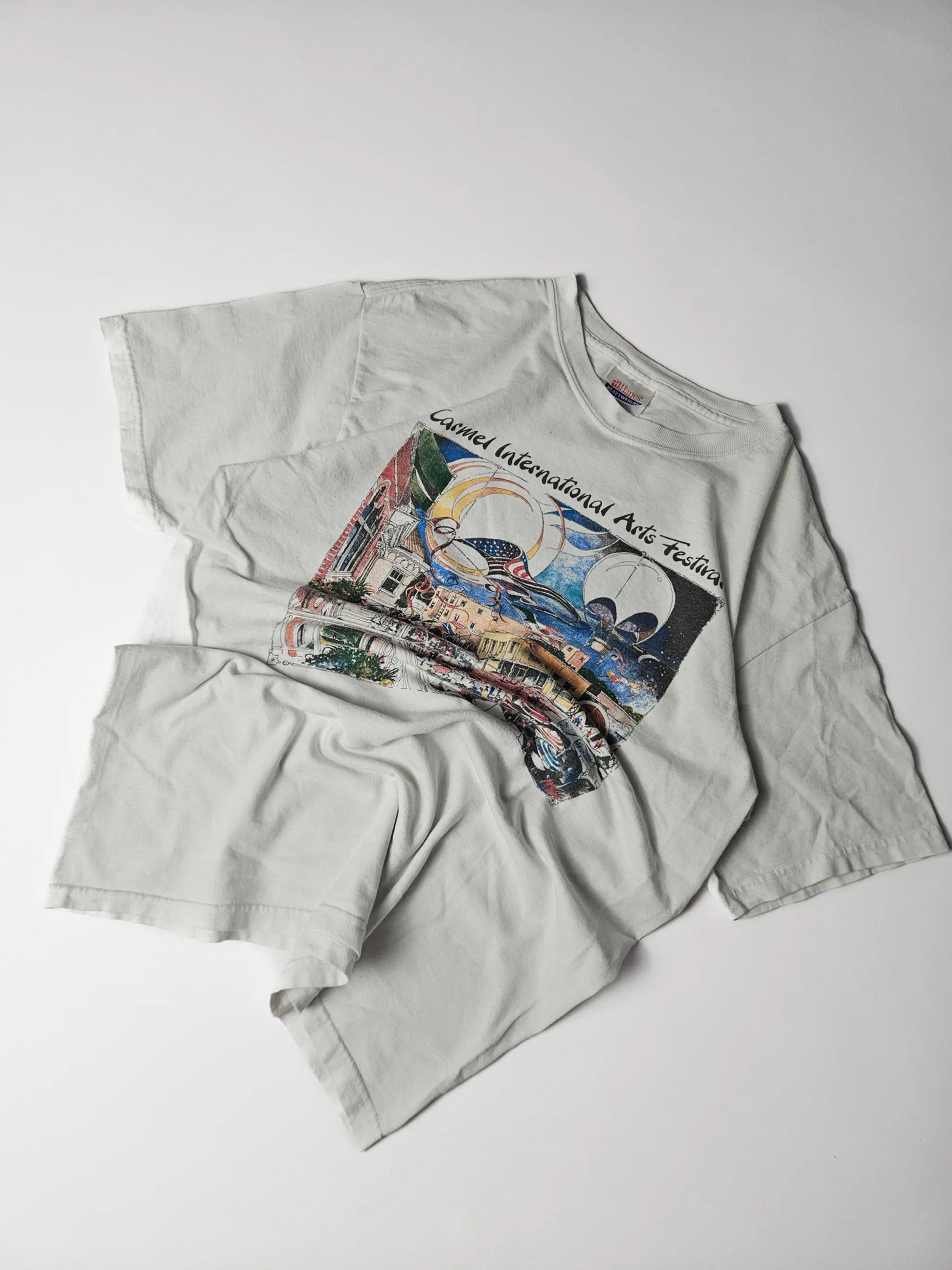 Witte jaren 90 vintage Carmel International Arts Festival Hanes Heavyweight T-shirt flatlay – relaxed fit en kleurrijke illustratie, zeldzaam eventshirt voor kunstliefhebbers en verzamelaars

