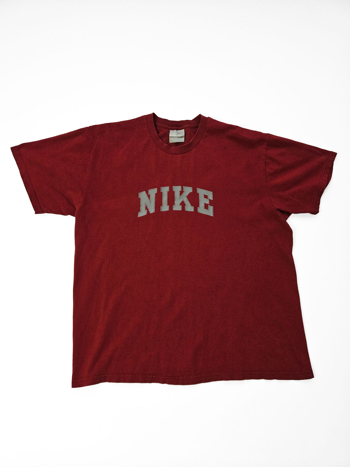 Bordeauxrood vintage Nike spellout T-shirt met gebogen lichtgrijze collegeletters op de borst.