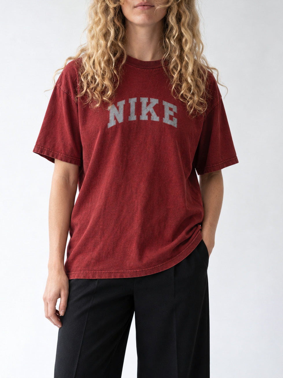 Bordeauxrood vintage Nike spellout T-shirt met gebogen lichtgrijze collegeletters op de borst.