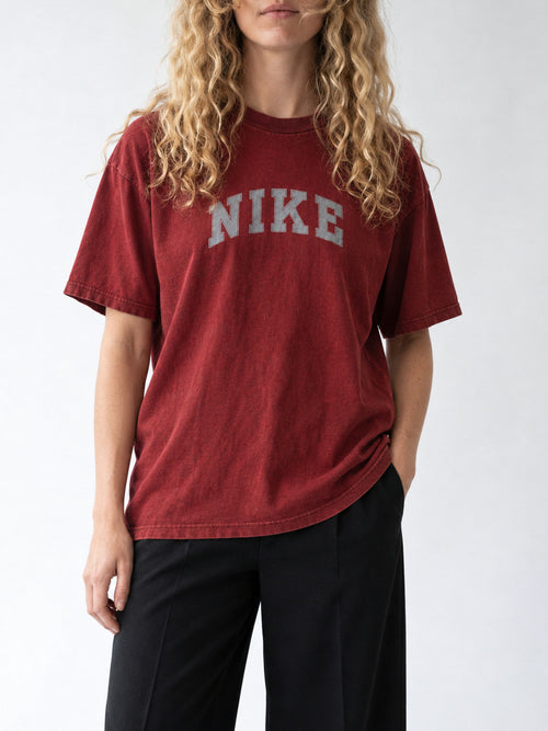 Bordeauxrood vintage Nike spellout T-shirt met gebogen lichtgrijze collegeletters op de borst.