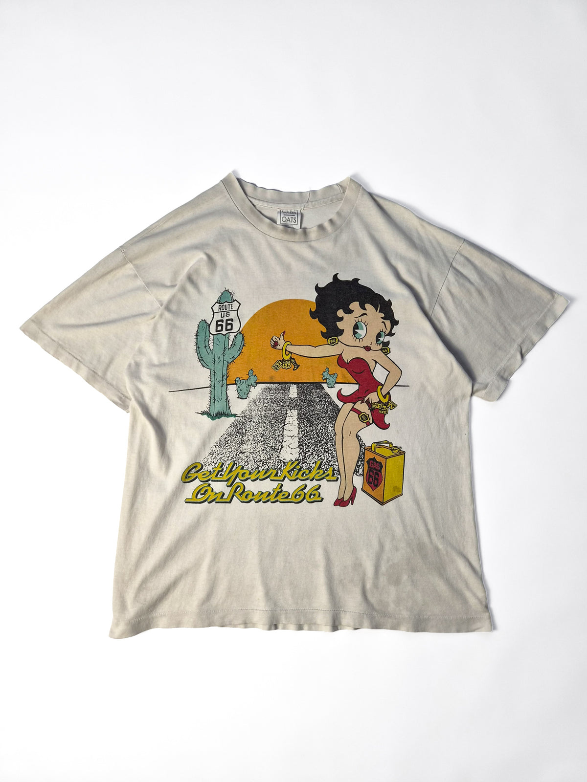 Ecru Betty Boop vintage T-shirt uit de jaren '90 met faded Get Your Kicks On Route 66 graphic, cactus en ondergaande zon op de voorkant.