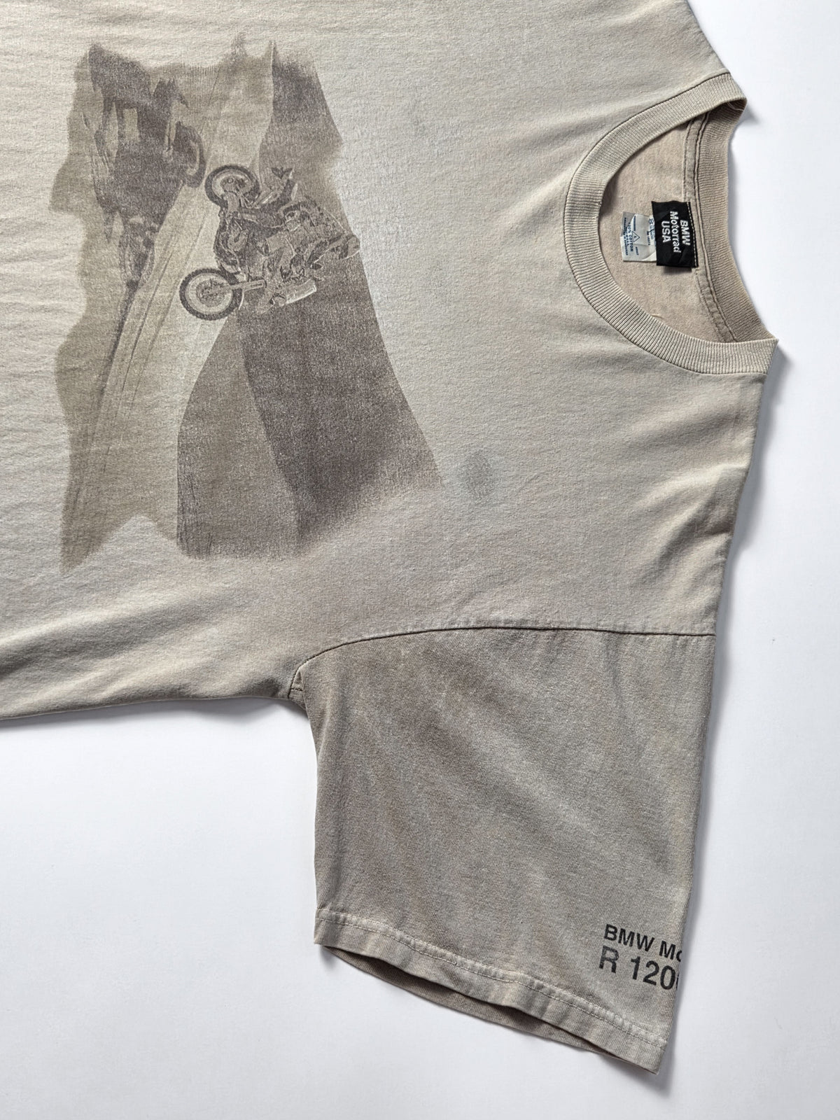 Platliggend BMW Motorrad R 1200 GS T-shirt in zandbeige, met korte mouwen, een ronde hals en een lange rechte body.