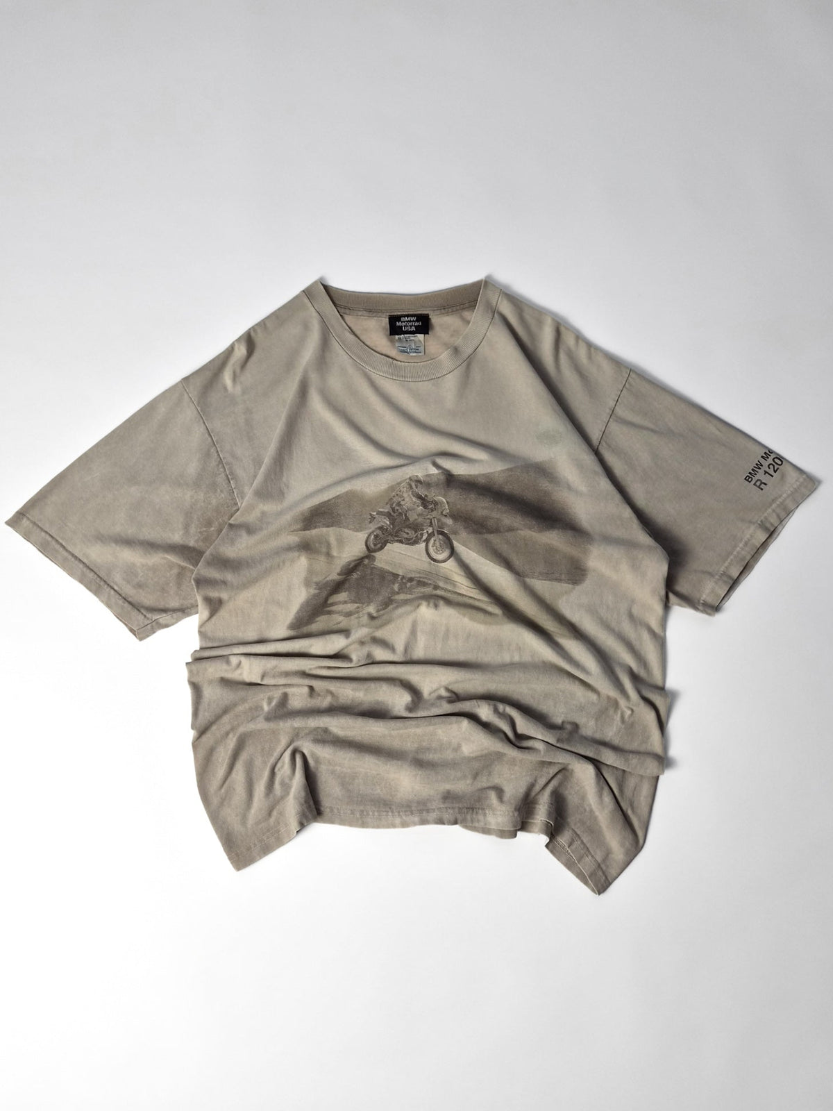 Platliggend BMW Motorrad R 1200 GS T-shirt in zandbeige, met korte mouwen, een ronde hals en een lange rechte body.