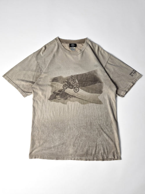 Zandkleurig vintage BMW Motorrad T-shirt uit de jaren 2000 met een bruine R 1200 GS-motorgraphic op de voorkant.