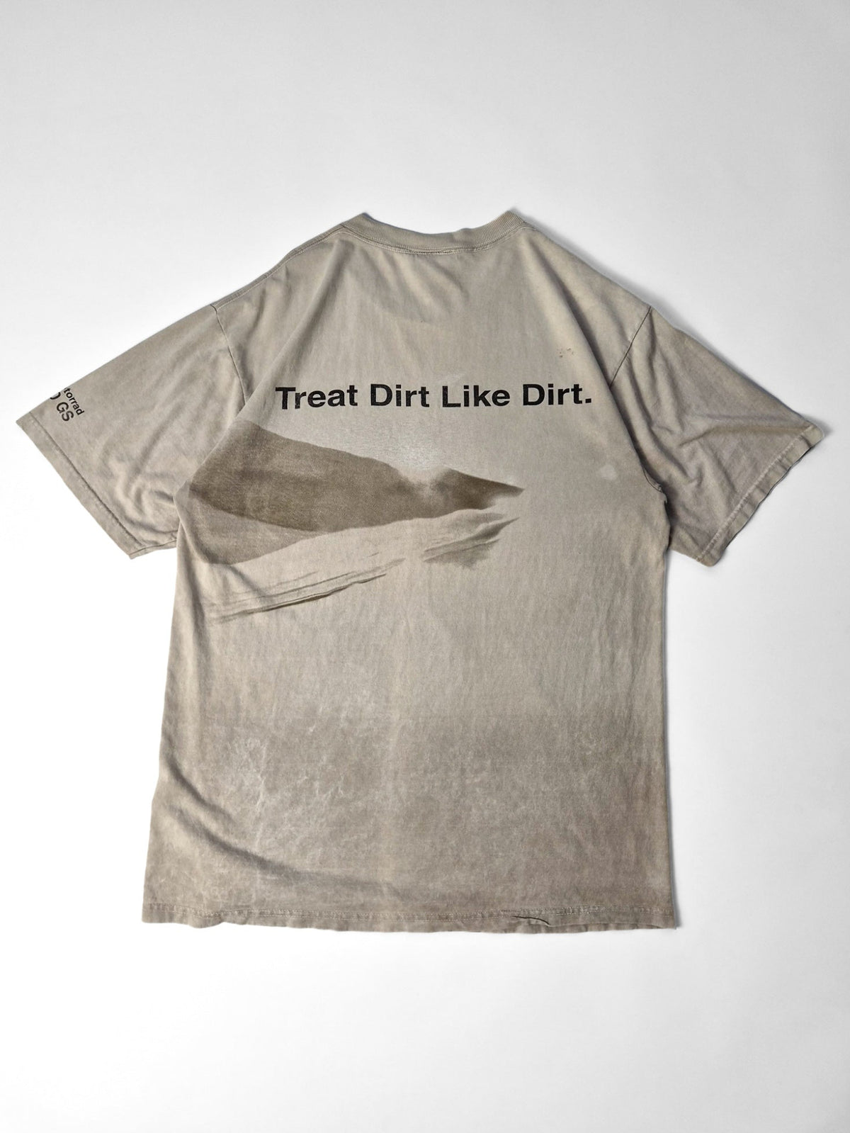Achterkant van het zandkleurige vintage BMW Motorrad T-shirt met duinen, bandensporen en de tekst Treat Dirt Like Dirt.