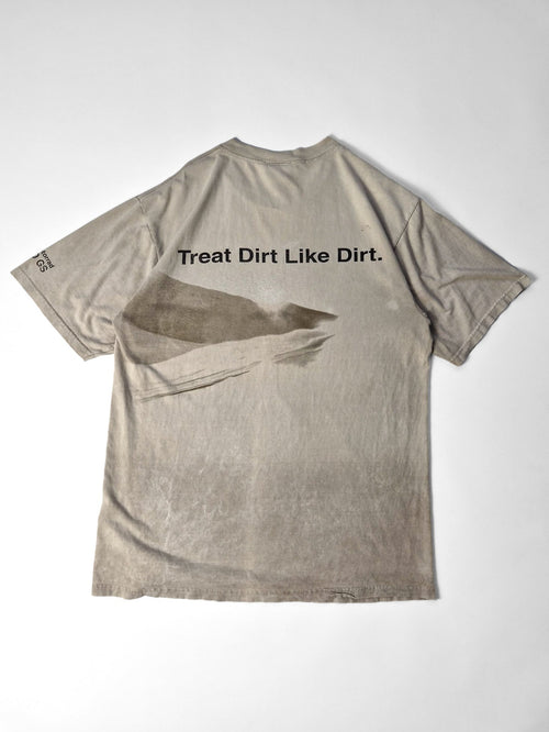Achterkant van het zandkleurige vintage BMW Motorrad T-shirt met duinen, bandensporen en de tekst Treat Dirt Like Dirt.