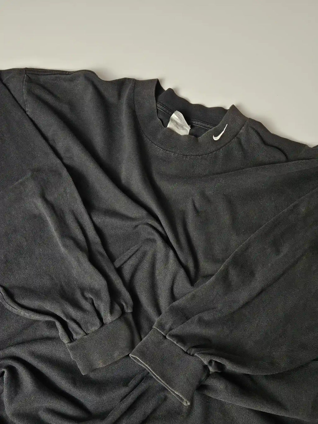 Front: Vintage zwart Nike sweatshirt uit de 2000s met clean minimalistisch design


