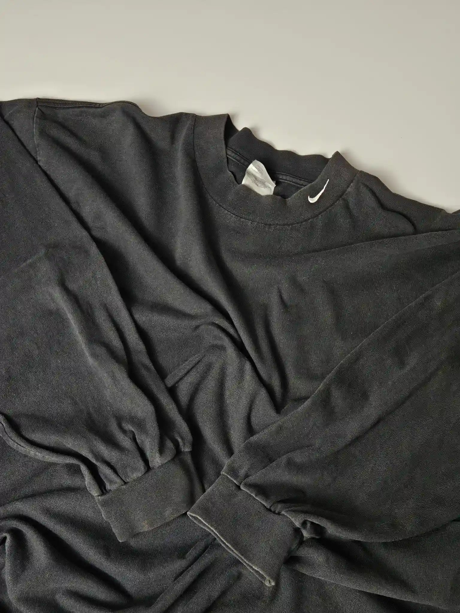 Front: Vintage zwart Nike sweatshirt uit de 2000s met clean minimalistisch design


