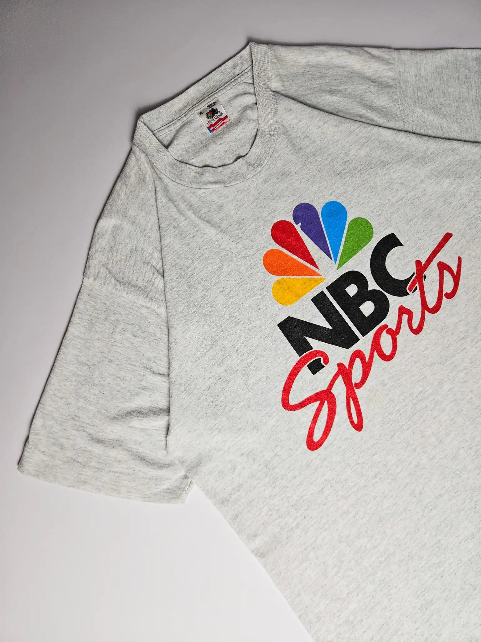 Front: Vintage NBC Sports T-shirt uit de jaren 90 met iconisch logo

