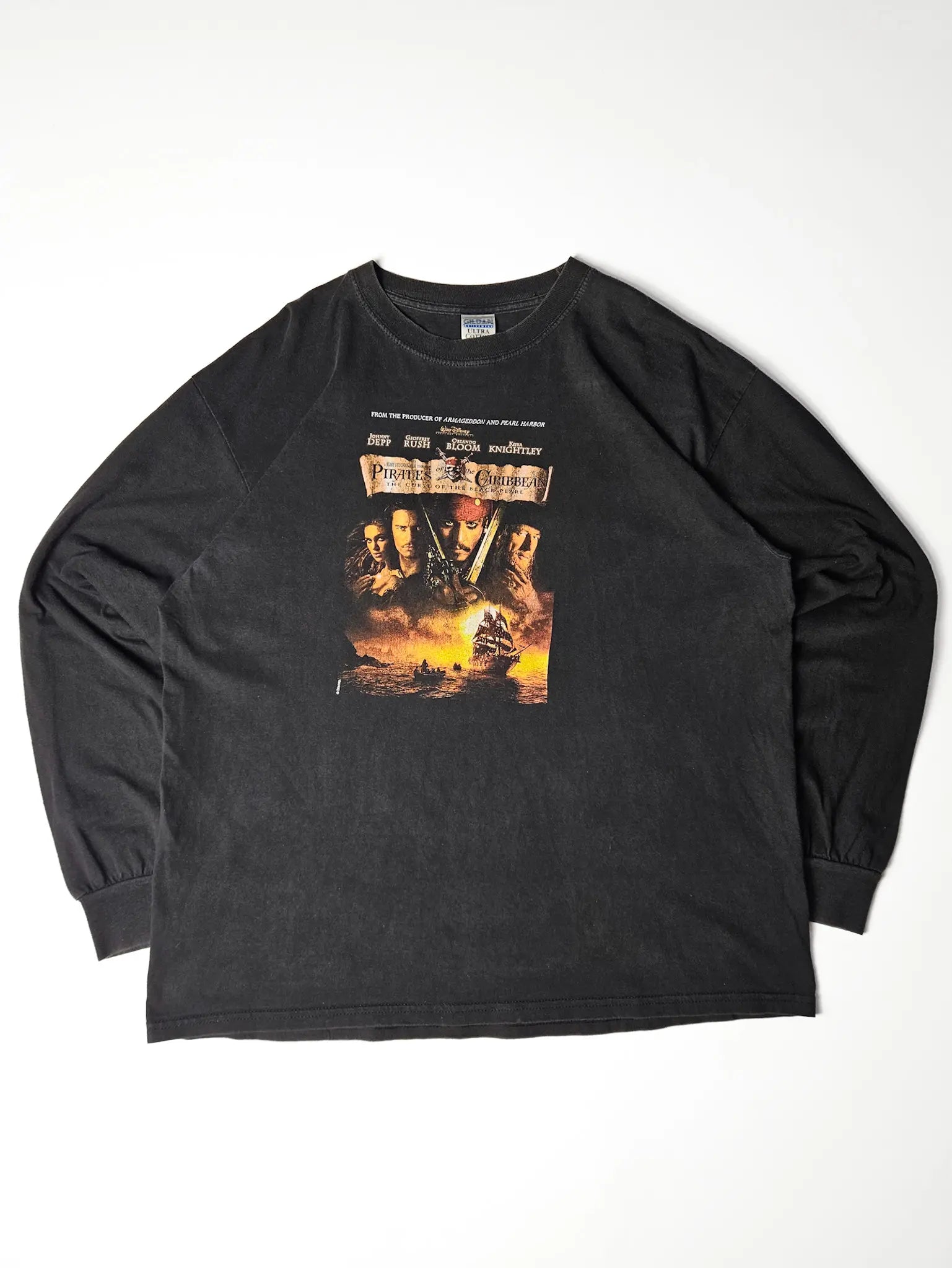 Front: 2000s Pirates of the Caribbean longsleeve met grote filmgraphic van Johnny Depp en cast

