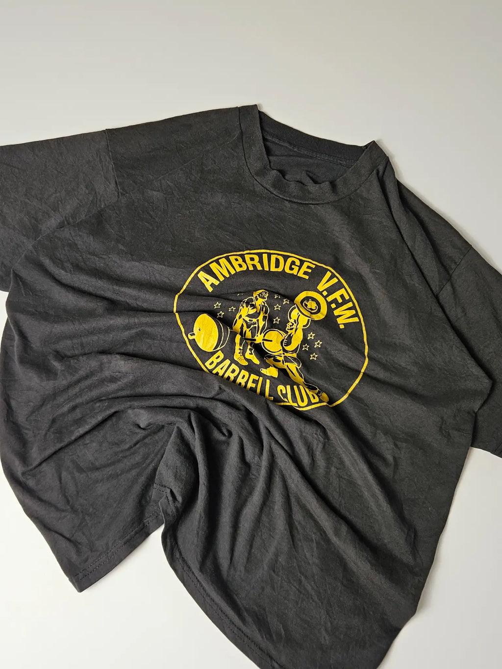 Front: Vintage Barbell Club T-shirt met Ambridge V.F.W. weightlifting graphic

