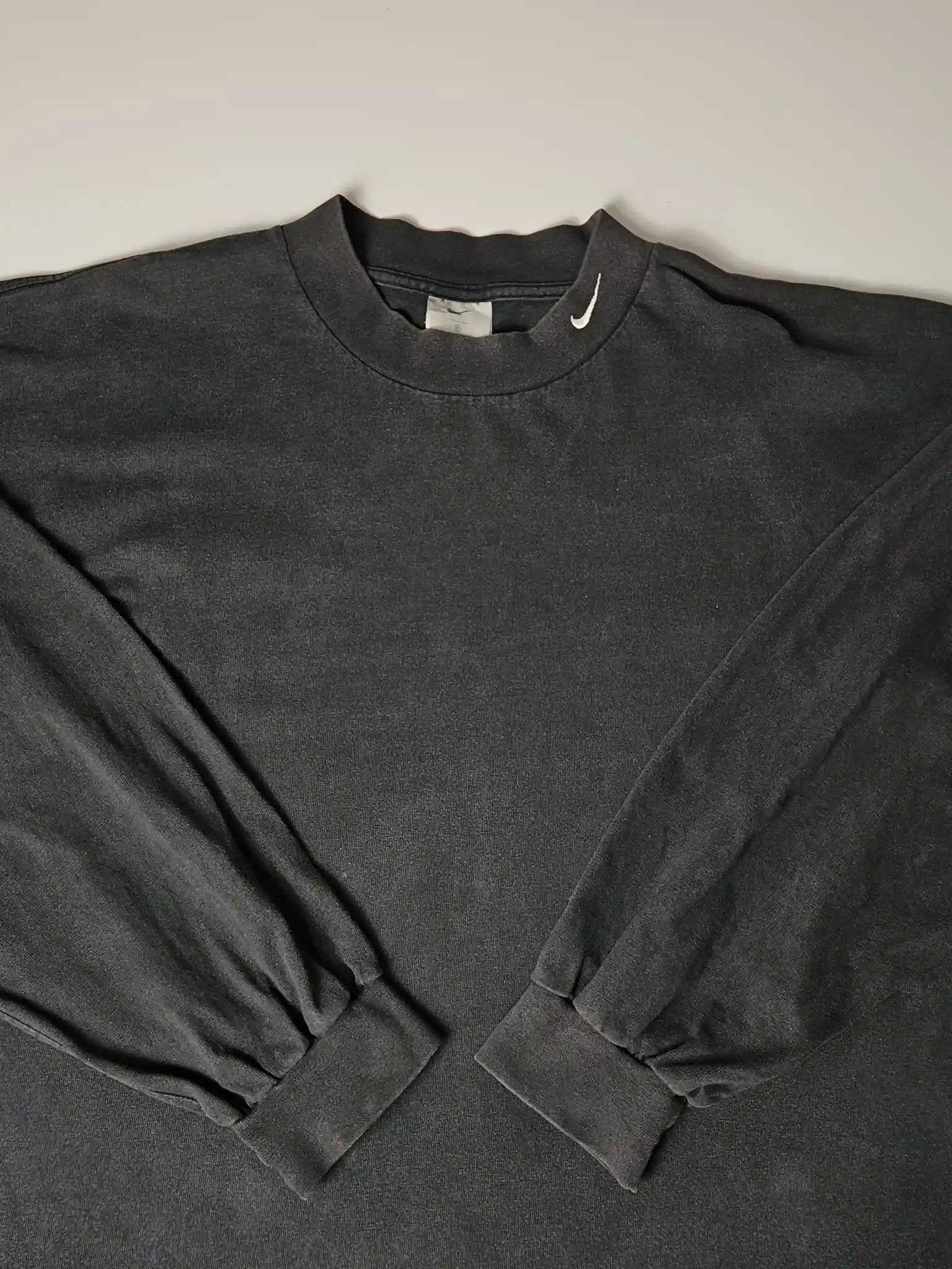 Front: Vintage zwart Nike sweatshirt uit de 2000s met clean minimalistisch design

