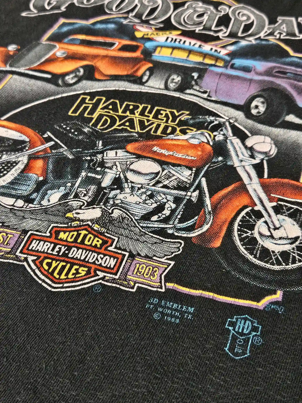 Detail: Close-up van Harley-motor en hot rods in vintage 80s stijl

