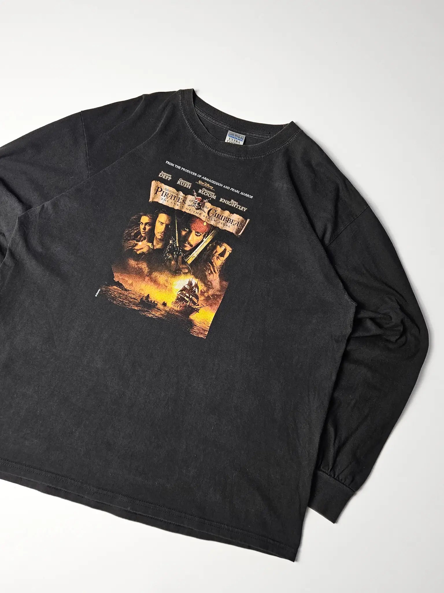 Flatlay: Zwart Pirates longsleeve shirt met grafische print platgelegd

