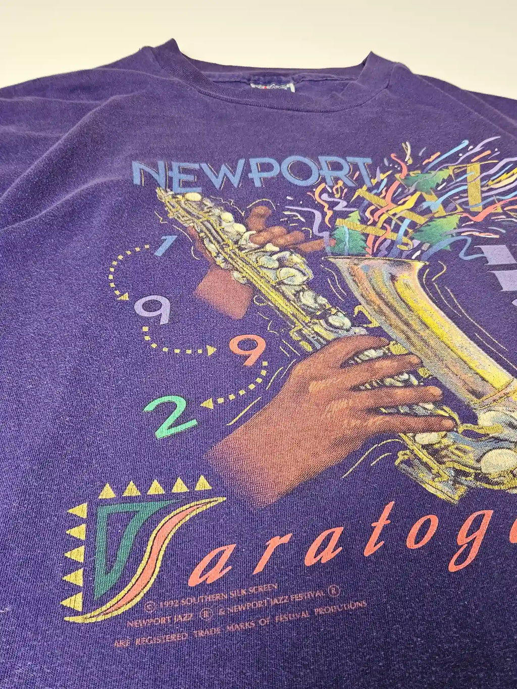 Close-up van saxofonist en festivalgrafiek op kleurrijke frontprint