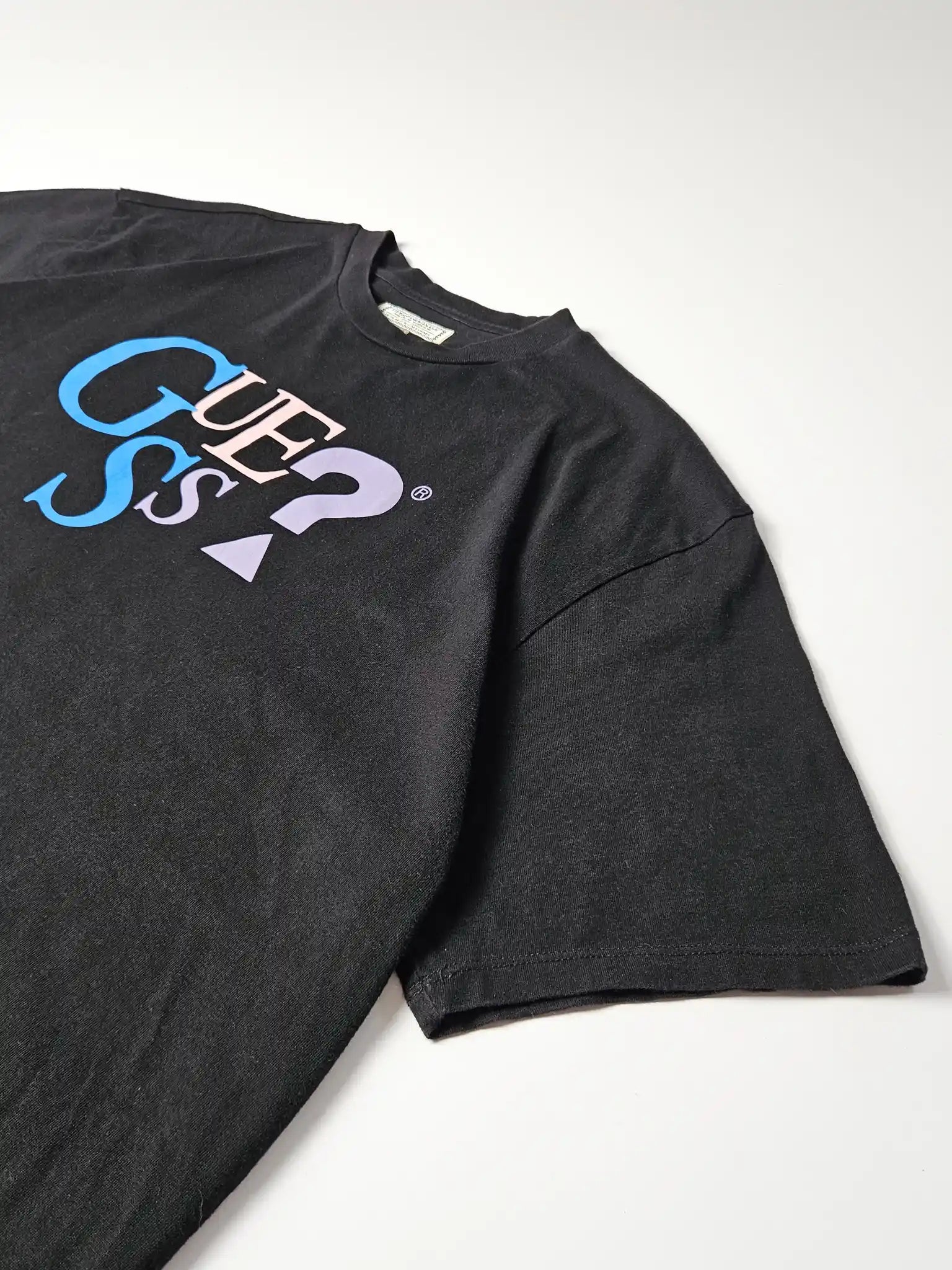 Front: Zwart Guess Originals T-shirt met grote kleurrijke logo-opdruk uit de 2000s

