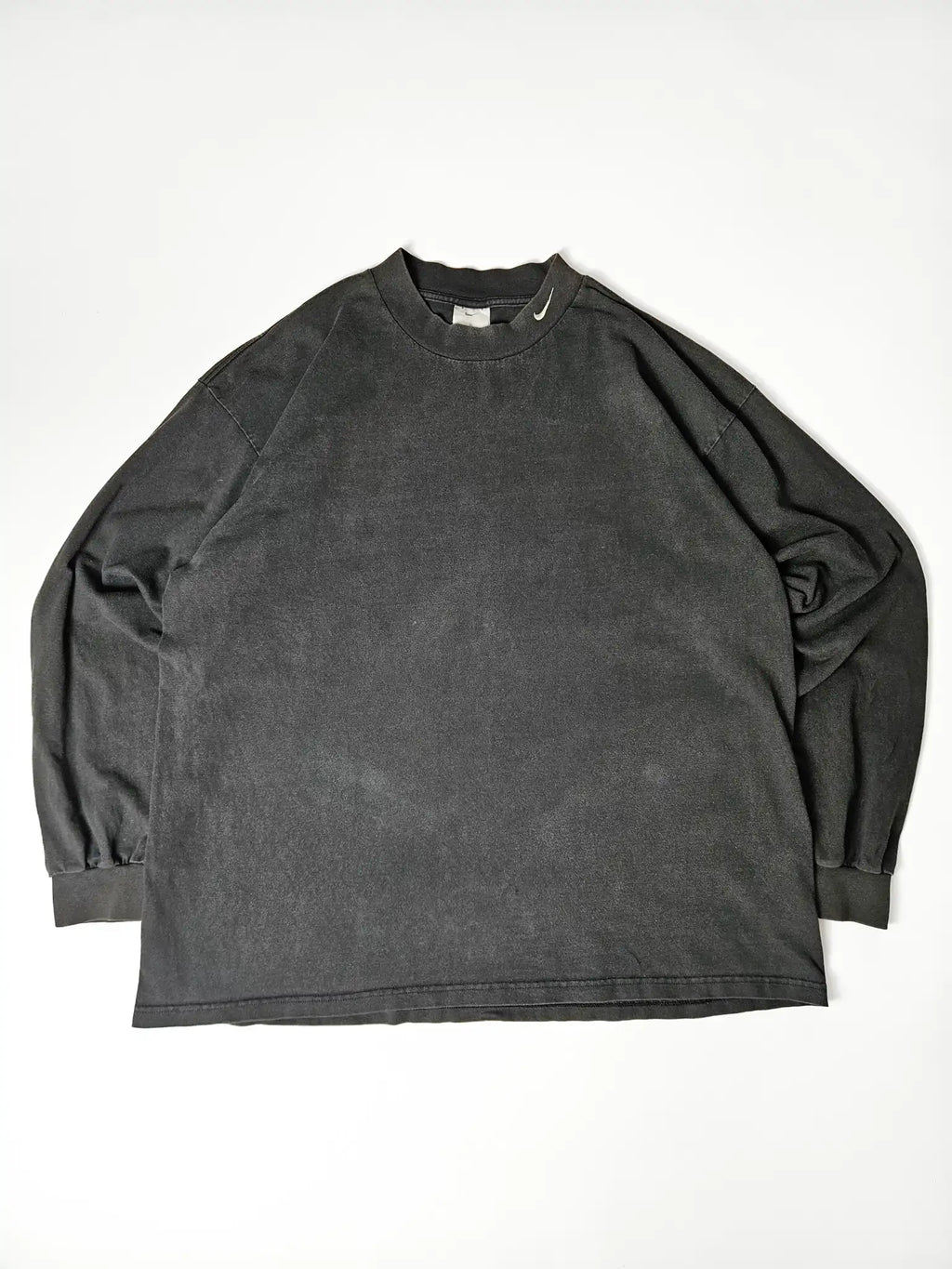 Flatlay: Oversized zwart Nike sweatshirt platgelegd, minimalistische vintage style

