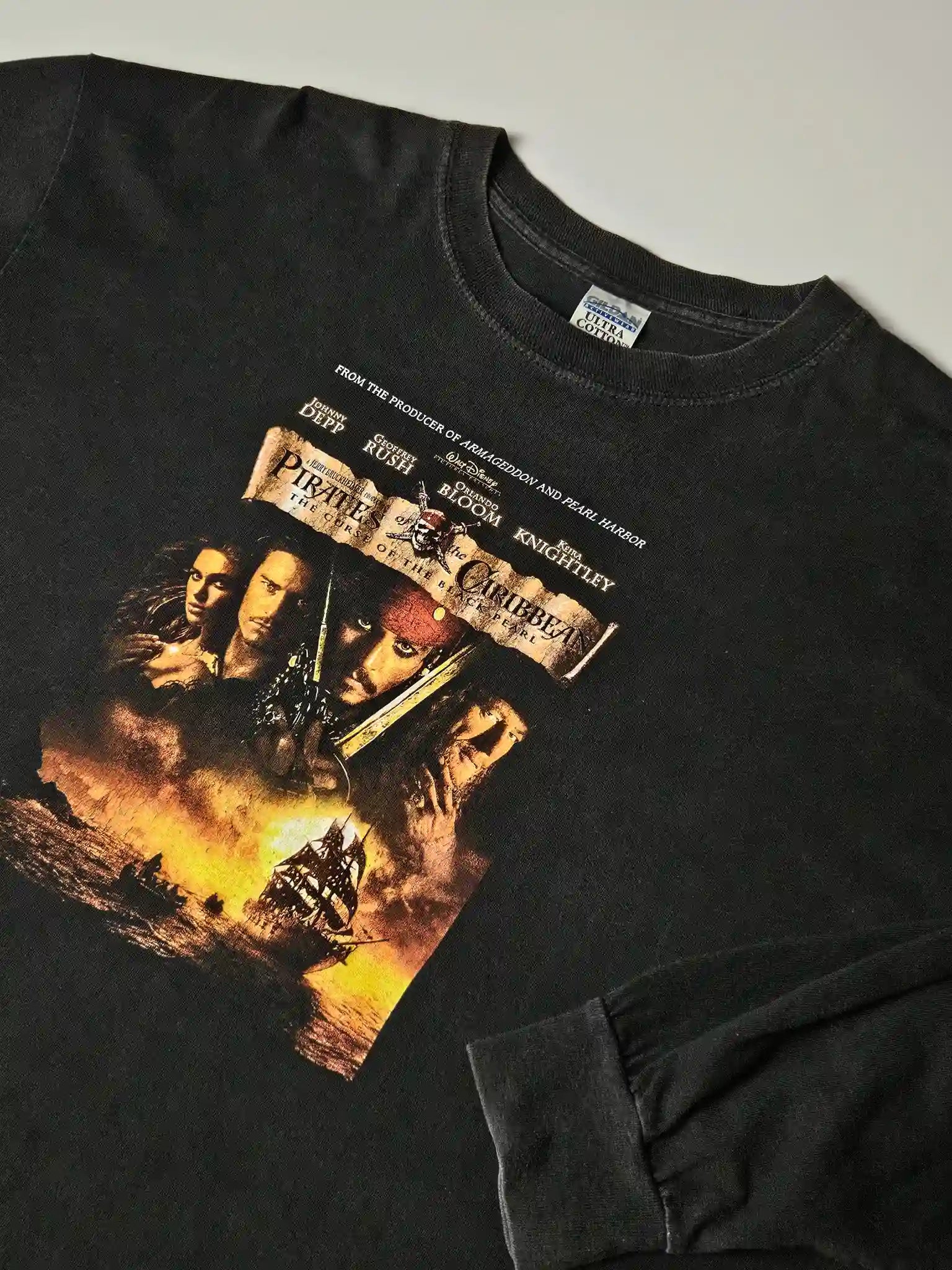 Flatlay: Zwart Pirates longsleeve shirt met grafische print platgelegd


