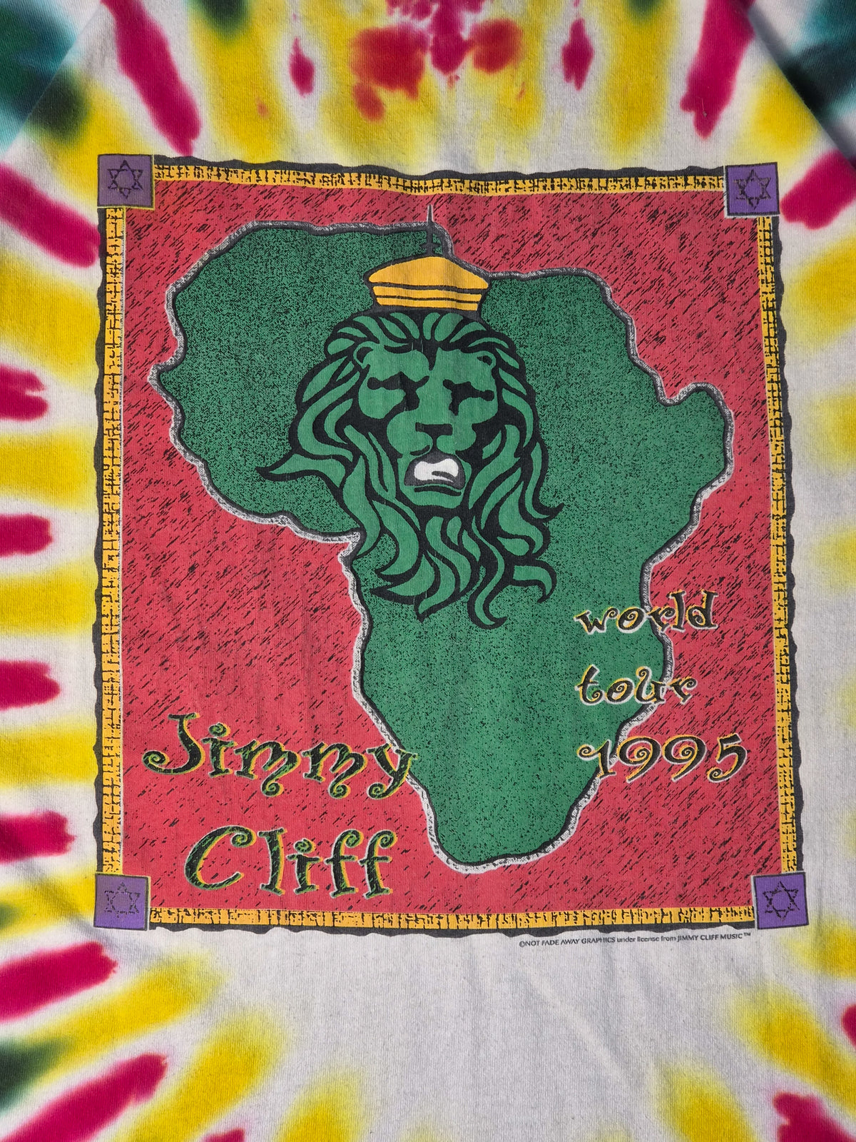 Vintage Jimmy Cliff World Tour T-shirt uit 1995 met grote Afrika- en leeuwgraphic op de rug, in rode, gele en groene tie-dye.