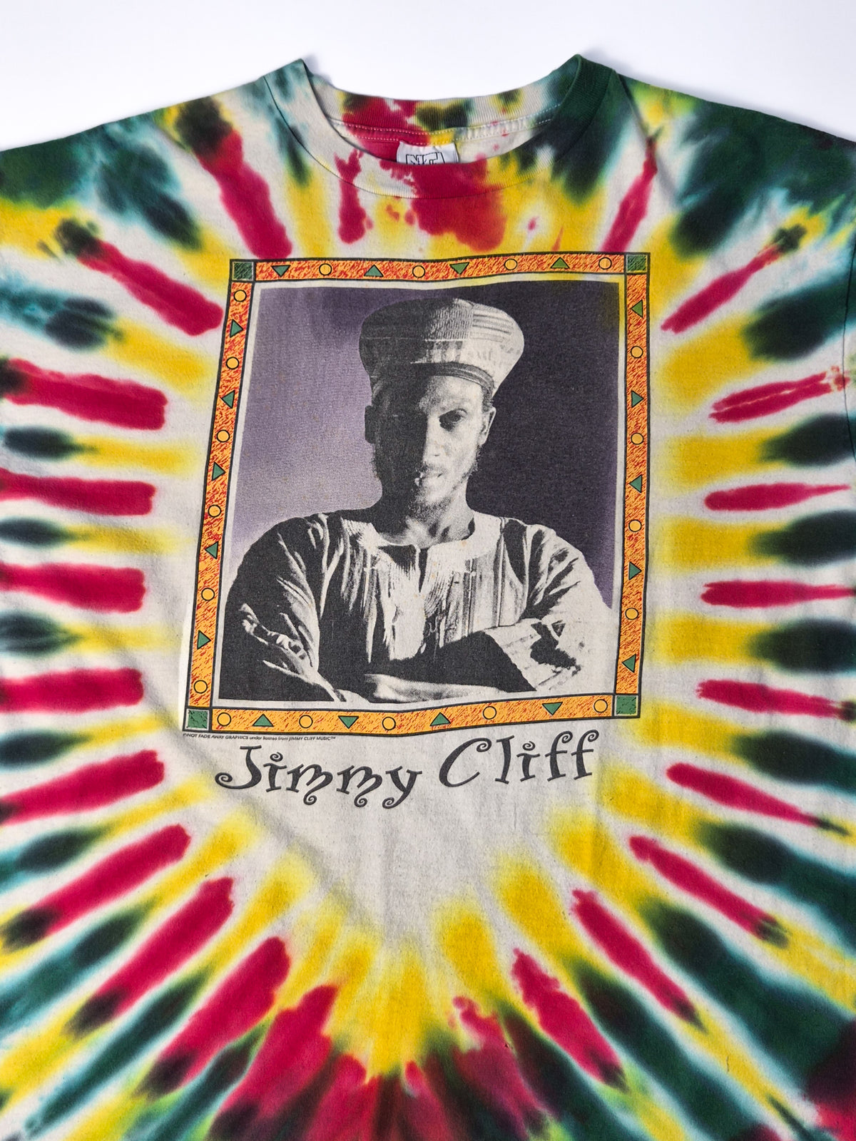 Vintage Jimmy Cliff World Tour T-shirt uit 1995 in rode, gele en groene tie-dye met zwart-wit portretgraphic op de voorkant.