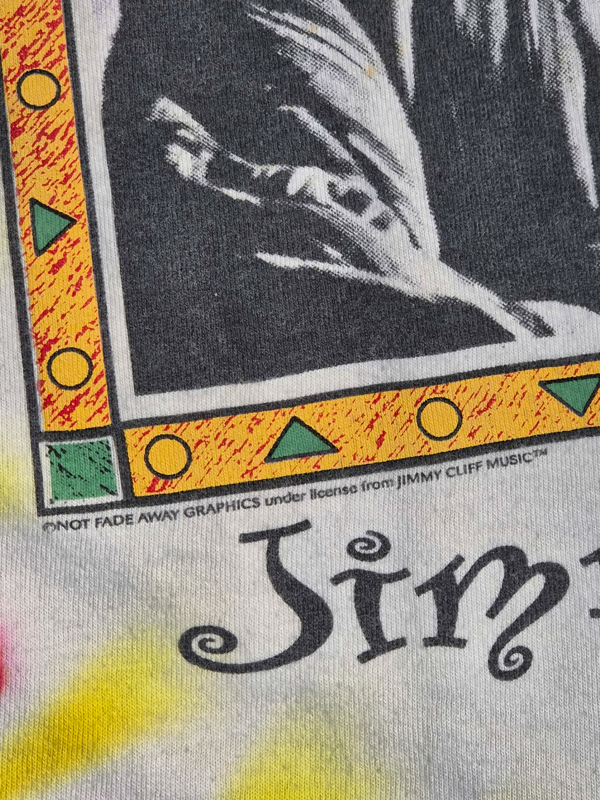 Detail van de gelicenseerde Jimmy Cliff graphic op een vintage World Tour T-shirt uit 1995 met kleurrijke tie-dye.