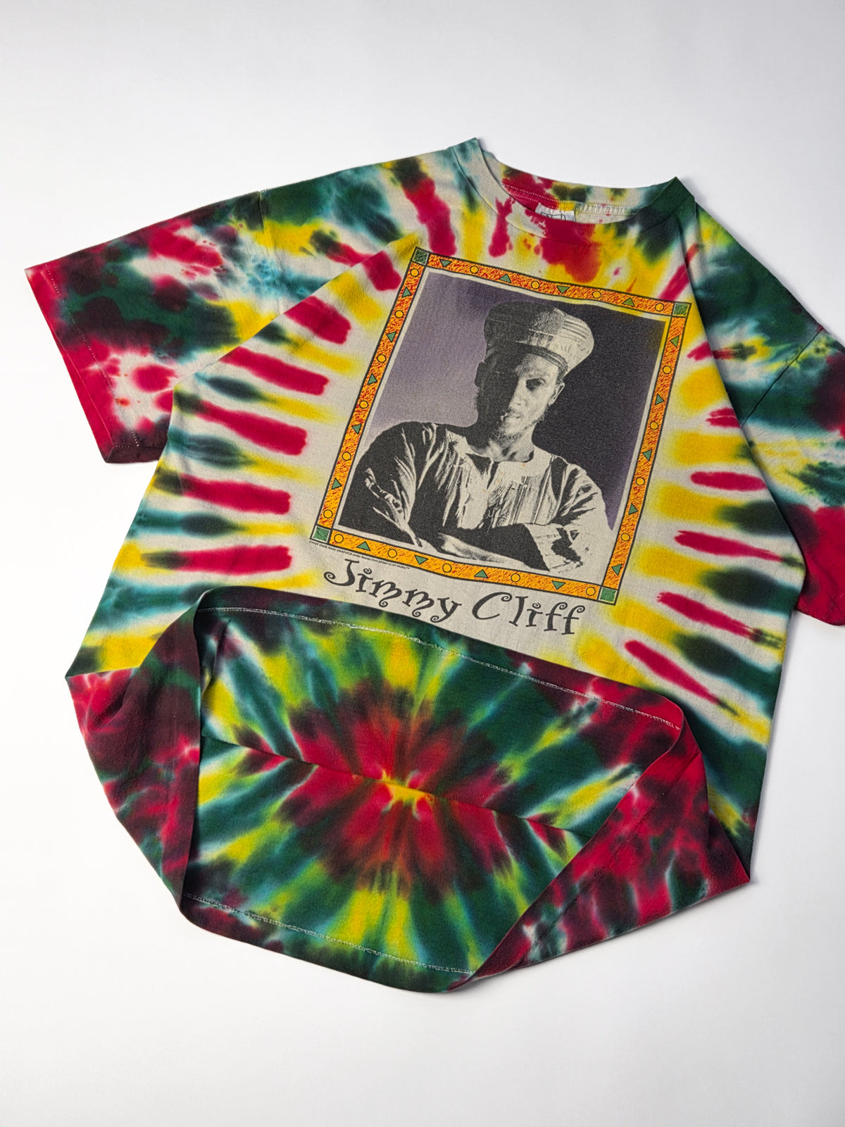 Detail van de gelicenseerde Jimmy Cliff graphic op een vintage World Tour T-shirt uit 1995 met kleurrijke tie-dye.