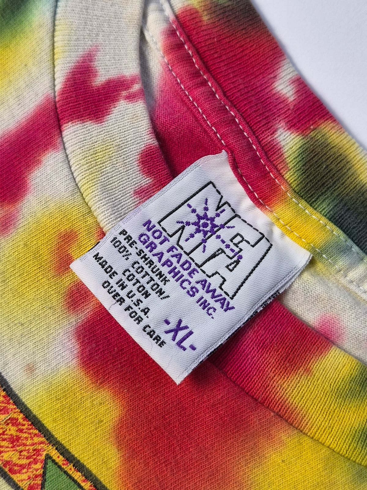 NFA Not Fade Away Graphics inc., Made in USA label in een vintage Jimmy Cliff World Tour T-shirt uit 1995.