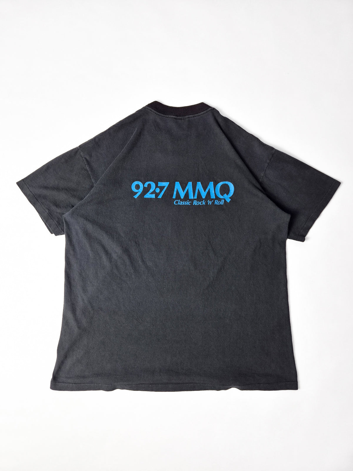 Achterkant van het antracietzwarte Miller Lite T-shirt met de blauwe tekst 92.7 MMQ Classic Rock ’n Roll.