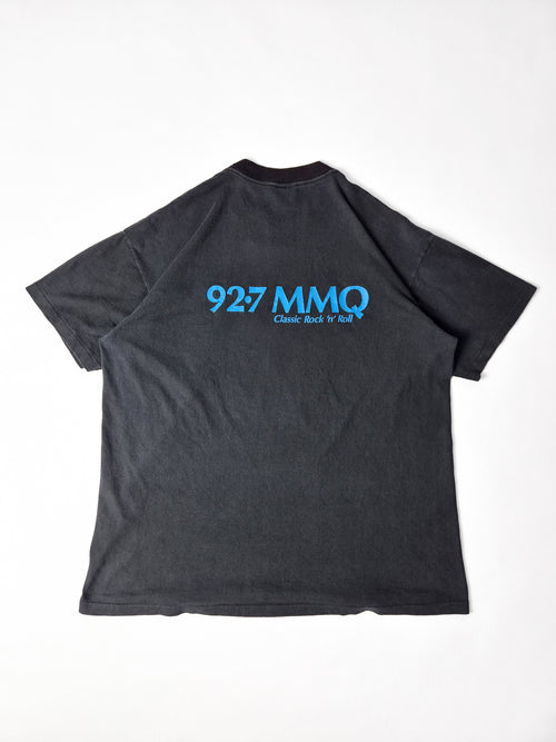 Achterkant van het antracietzwarte Miller Lite T-shirt met de blauwe tekst 92.7 MMQ Classic Rock ’n Roll.