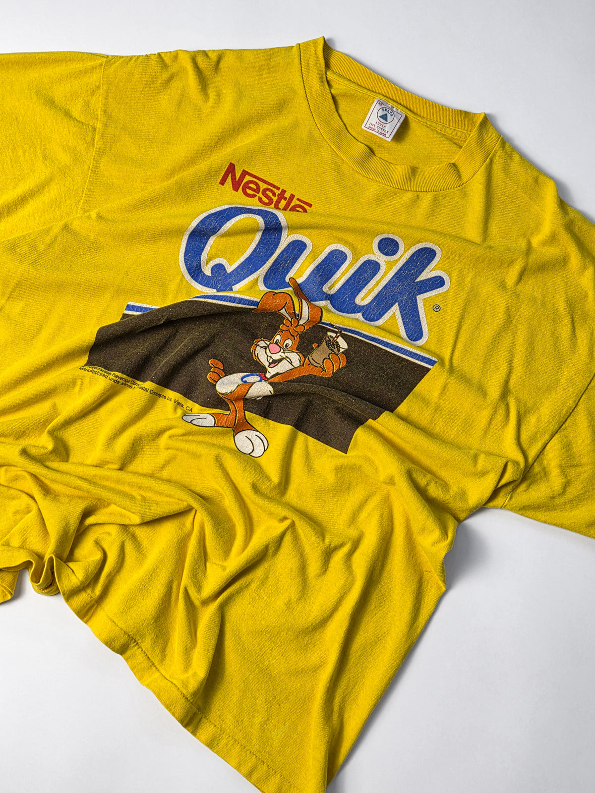 Geel vintage Nestlé Quik T-shirt uit 1996 met grote Quicky Bunny graphic op de voorkant.