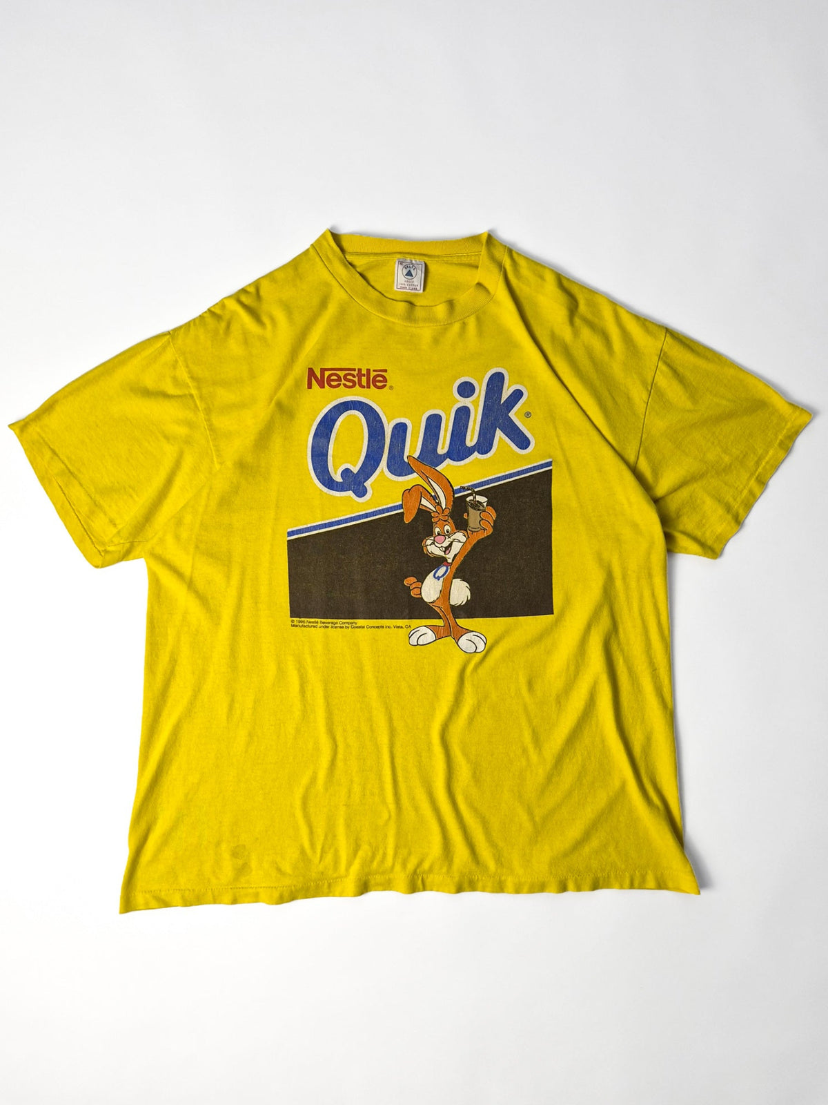 Geel vintage Nestlé Quik T-shirt uit 1996 met grote Quicky Bunny graphic op de voorkant.