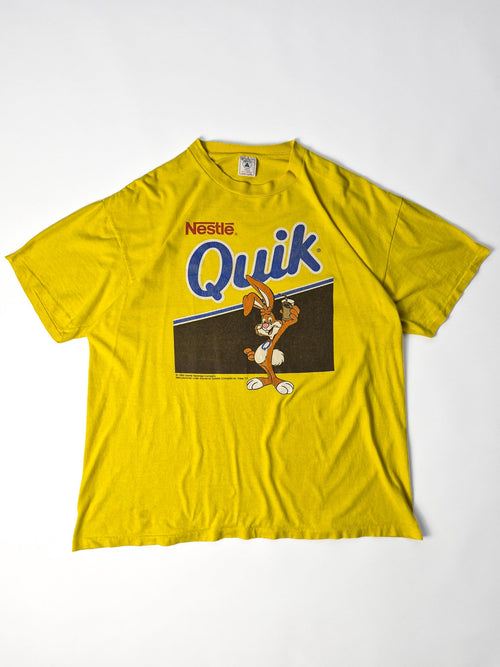 Geel vintage Nestlé Quik T-shirt uit 1996 met grote Quicky Bunny graphic op de voorkant.