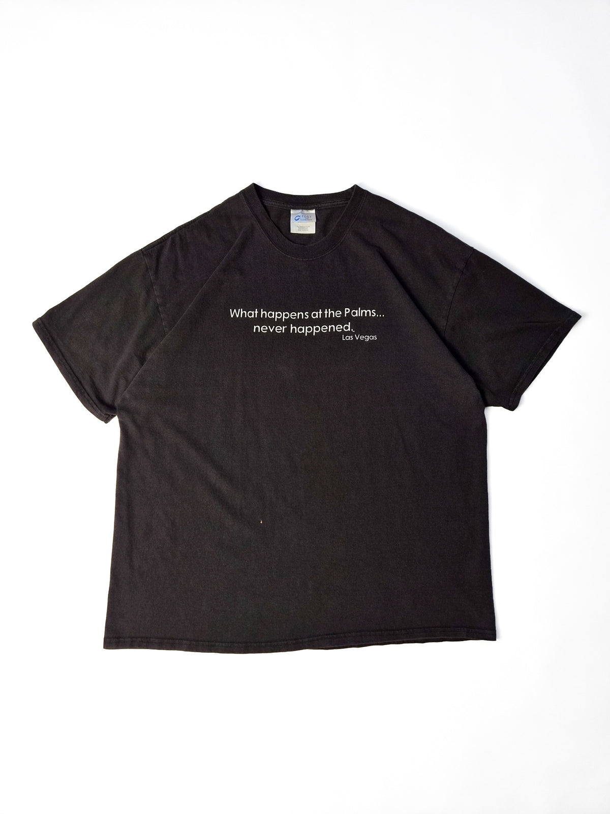Vintage Palms Las Vegas T-shirt uit circa 2005 in faded zwart met witte What Happens at the Palms slogan, voorkant flatlay.