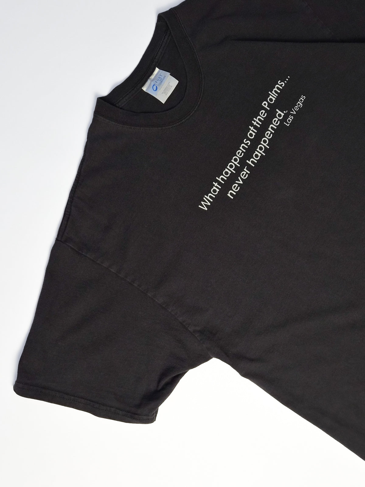 Vintage Palms Las Vegas T-shirt uit circa 2005 in faded zwart met close-up van de witte casino sloganprint.
