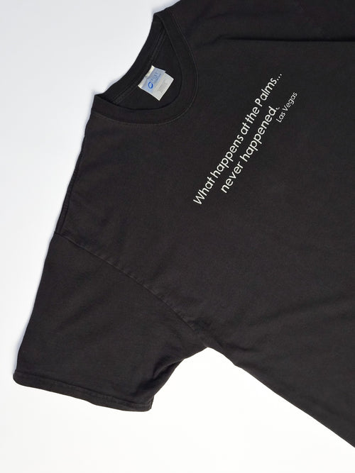 Vintage Palms Las Vegas T-shirt uit circa 2005 in faded zwart met close-up van de witte casino sloganprint.