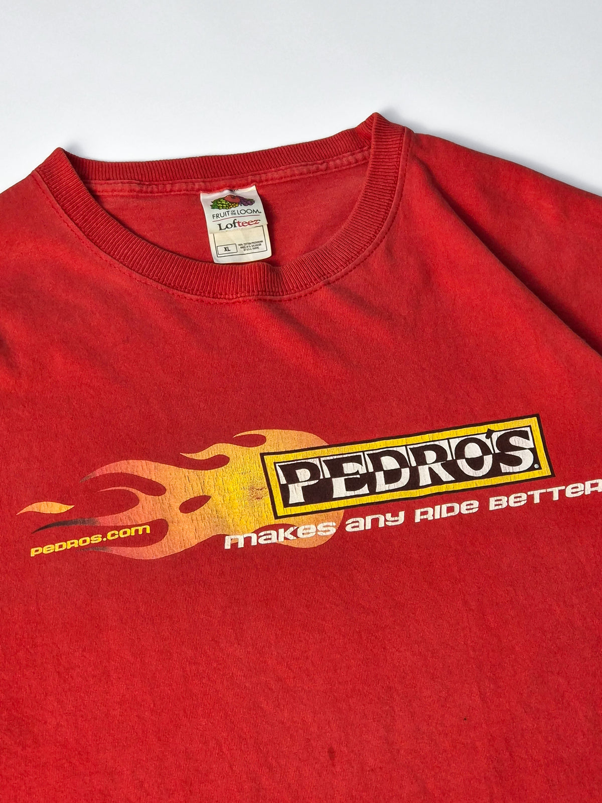 Rood vintage Pedro’s mountainbike T-shirt uit circa 2000 met grote flame backprint, Makes Any Ride Better slogan en pedros.com.