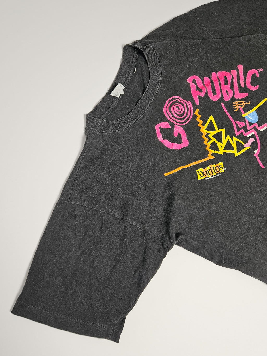 Zijaanzicht van vintage Go Public T-shirt met neon print op de schouder