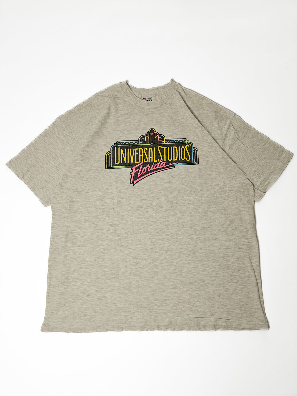 Vooraanzicht van grijs Universal Studios Florida T-shirt met neonlogo in geel, roze en blauw
