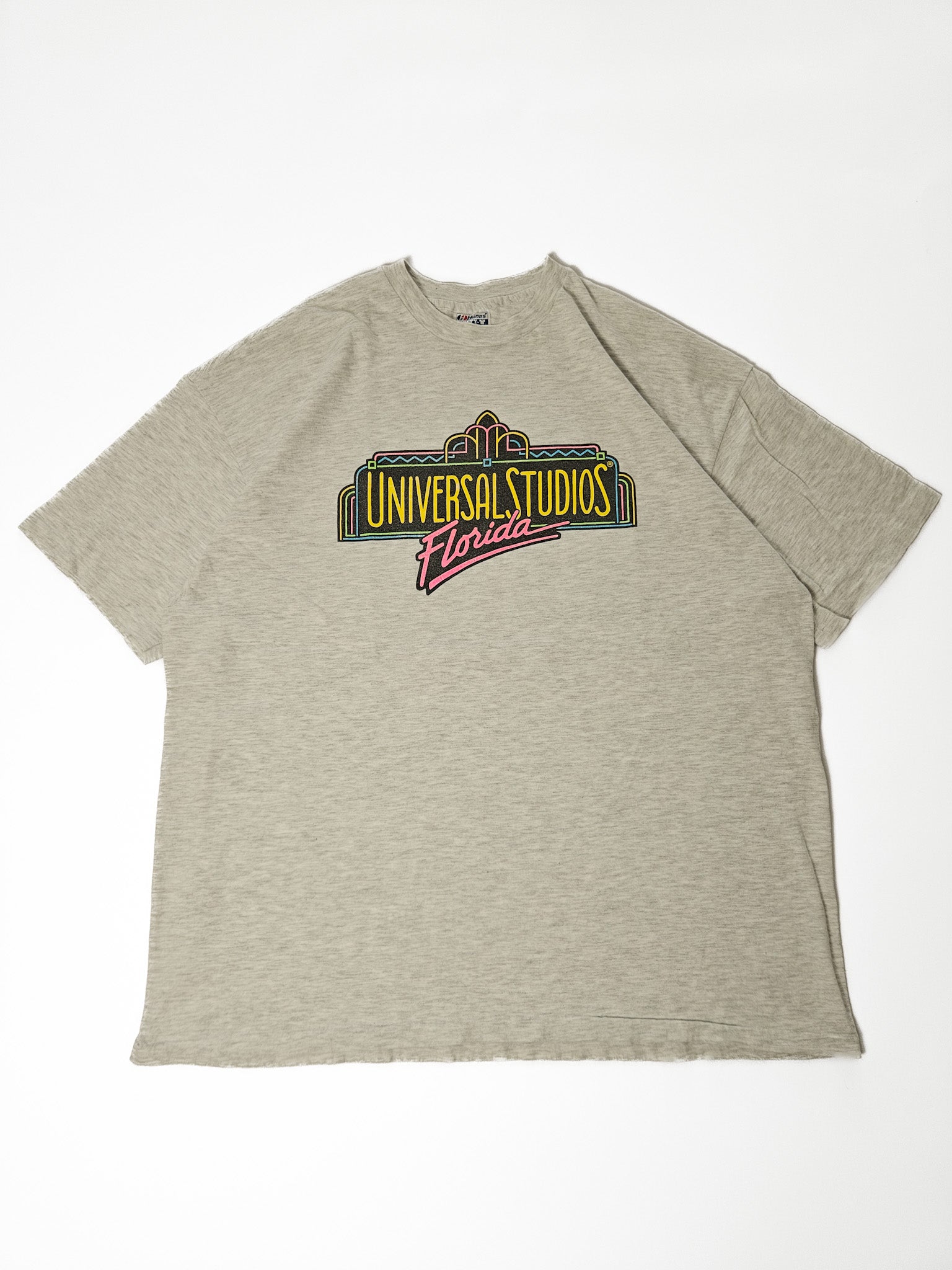 Vooraanzicht van grijs Universal Studios Florida T-shirt met neonlogo in geel, roze en blauw
